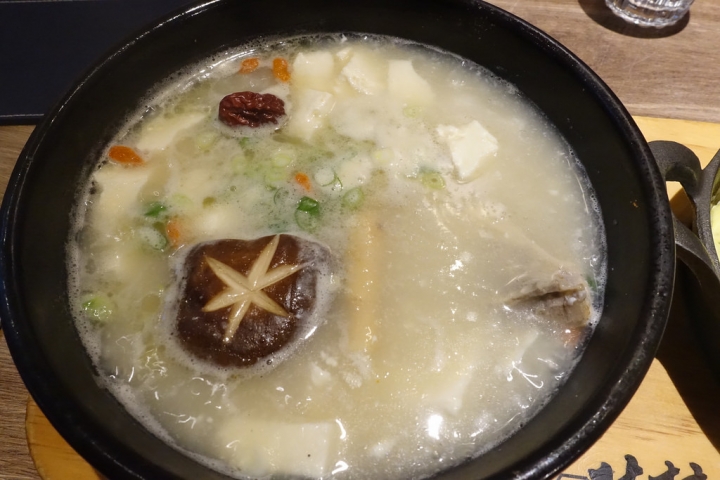 【食記】捷運市政府站/統一時代百貨。北村豆腐家~CP值超高 小菜吃到飽 用餐完送香蕉冰淇淋