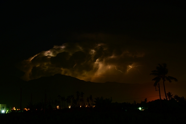 從阿里山晚霞雲海銀河日出，到以間隔定時拍攝南州雷雨風暴的醞釀過程。