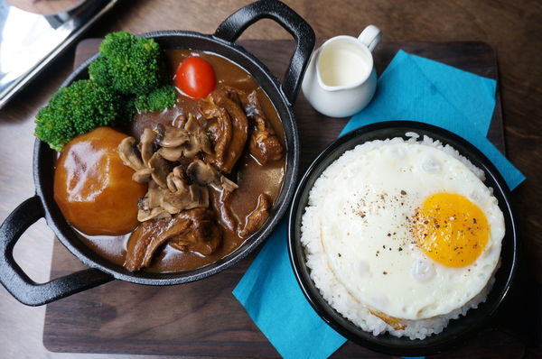 【台中早午餐】木門咖啡Wooden Door。私房料理新上市，超級美味的唷！