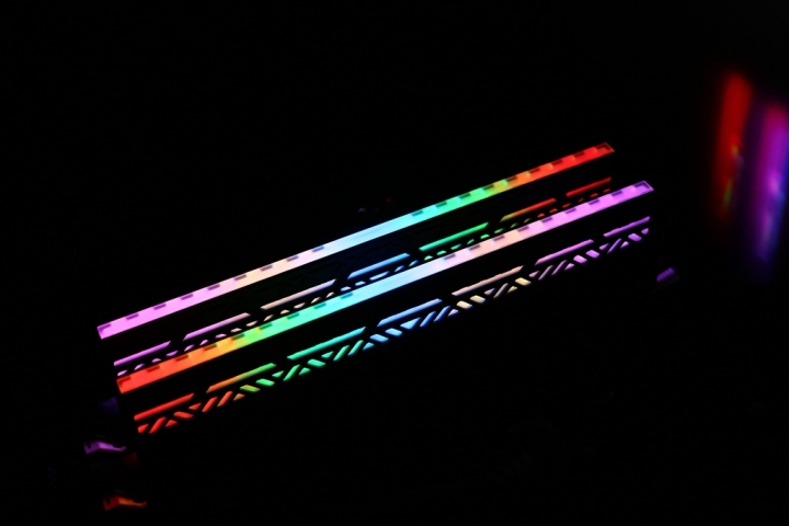科賦KLEVV CRAS II RGB DDR4電競記憶體-酷炫RGB發光與超強悍效能兼得