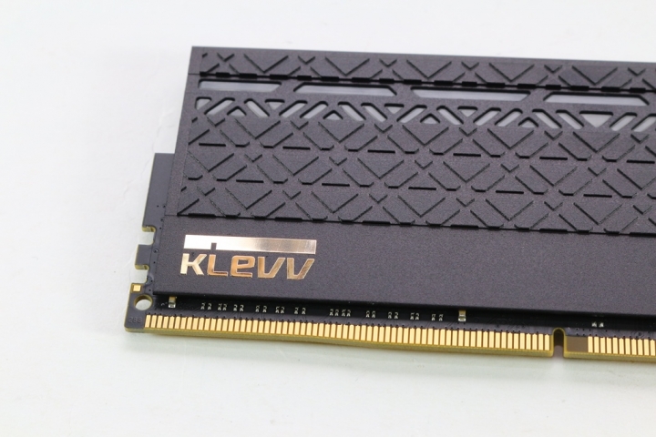 科賦KLEVV CRAS II RGB DDR4電競記憶體-酷炫RGB發光與超強悍效能兼得