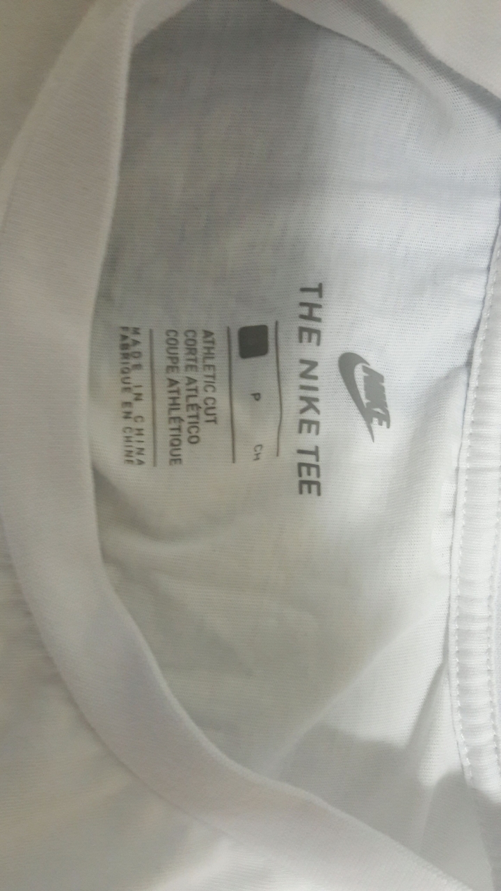 請各位大大幫我鑑定這件T shirt是否正版