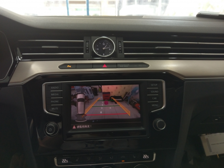 VW Passat Variant Passat 330 安裝翻蓋型倒車顯影＆隱藏功能開啟＆安裝福斯安卓介面
