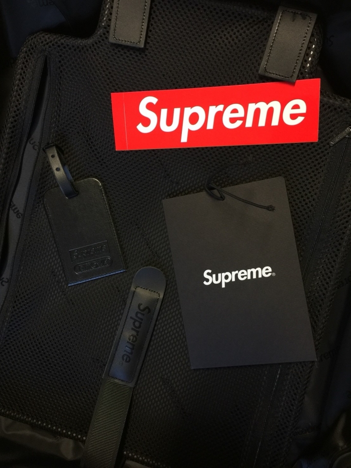 Supreme®/RIMOWA Topas Multiwheel suitcases
