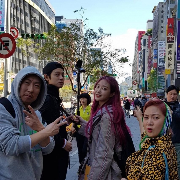 請問 韓綜 窮遊豪華團 成員手上拿的攝影機是那台？