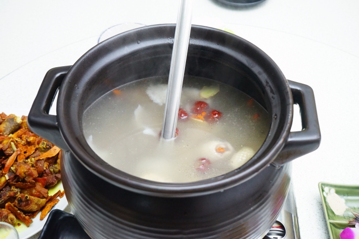 【台南安平必吃美食】環河邊土雞城｜純椰子水熬煮椰子雞｜焦糖感爆發甘蔗雞｜各式熱炒夠正點｜約會聚餐首選｜母親節預定活動開跑中