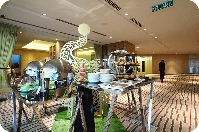 【馬來西亞自助行】想住超值的 Hilton 飯店嗎?? 馬來西亞新山 Double Tree 逸林酒店，往來新山與新加坡超方便。