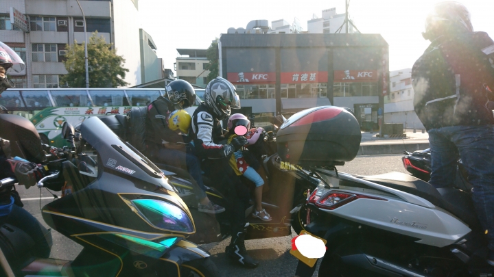 這位車友大哥，愛你的小孩就別這樣載出遊