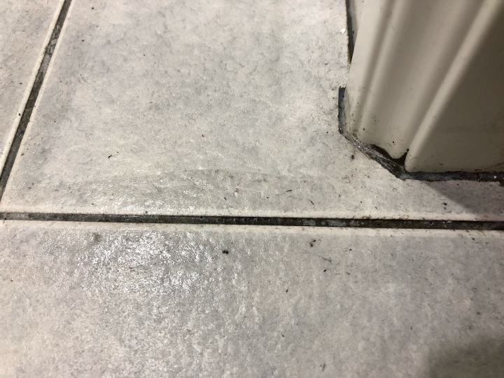 浴室磁磚上的防水膠怎麼清除?