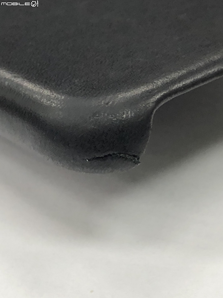 想不透 我的ip8+原廠皮套 為何裂了?