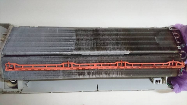 唉，窮到請不起師傅來洗冷氣只好自己來，真的髒