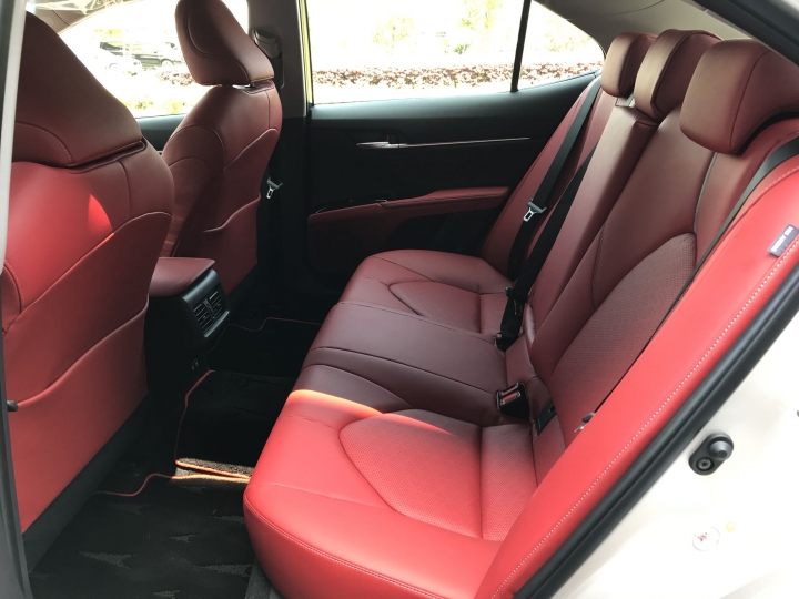 銀外紅內的大陸 CAMRY