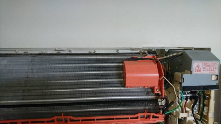 唉，窮到請不起師傅來洗冷氣只好自己來，真的髒