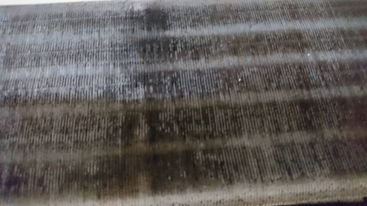 唉，窮到請不起師傅來洗冷氣只好自己來，真的髒