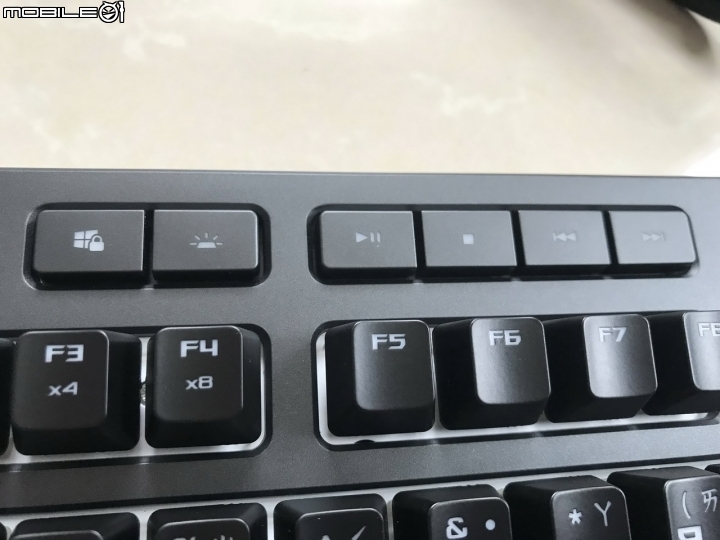 簡單分享 ROG Strix Flare機械式鍵盤（茶軸）