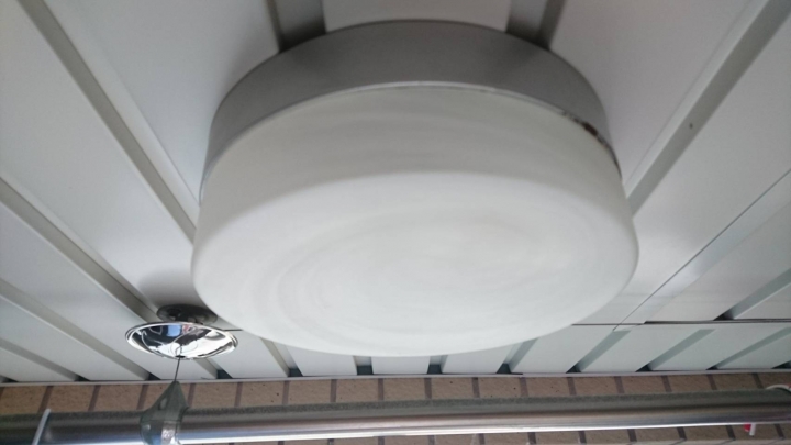 陽台燈座不知如何拆卸,求助