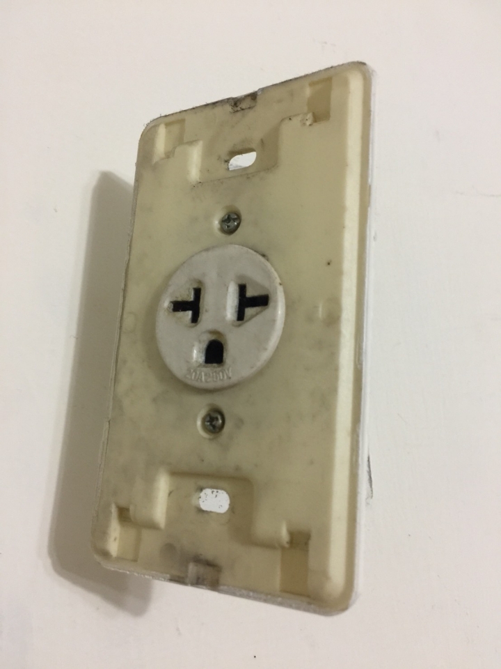 冷氣220V插座更換