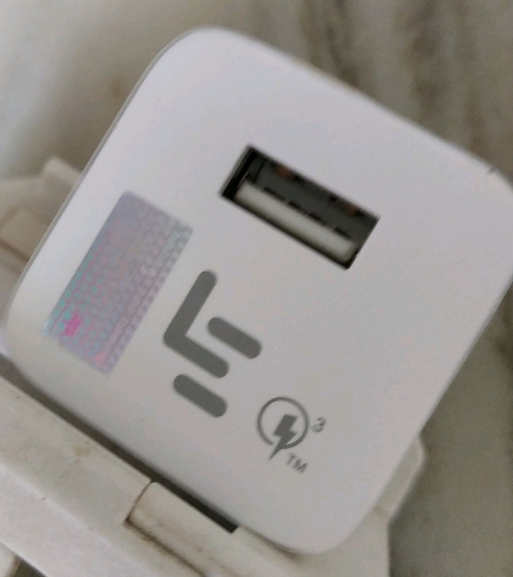 紅米Note 5有QC3.0快充功能，但快充充電器需要自己購買