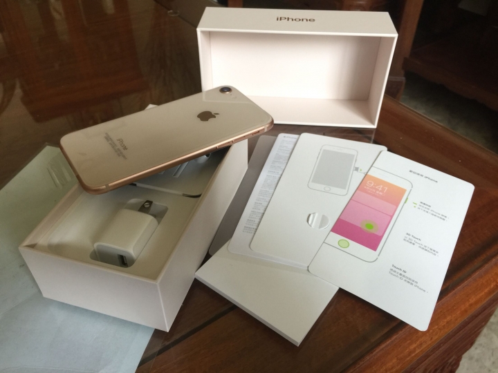 請問一下新買回來的iphone這樣正常嗎