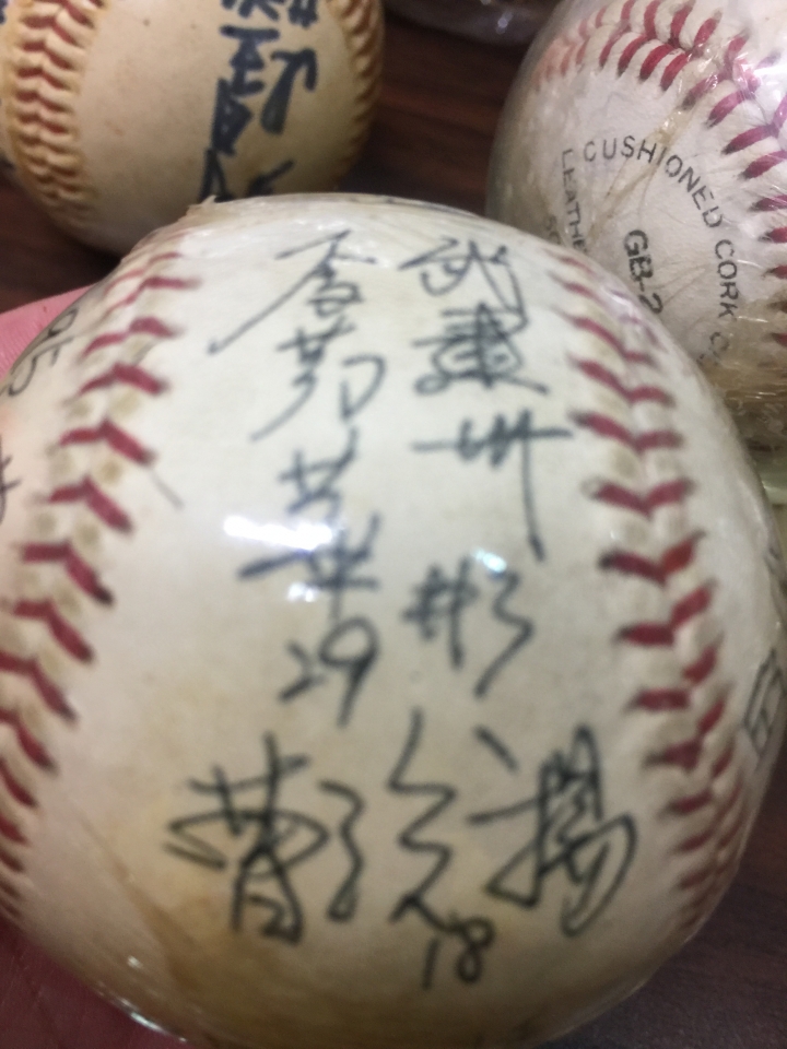 整理塵封已久的簽名球(都忘記年代了)