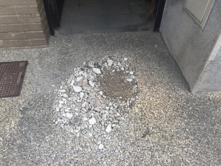 請問門口地板破裂