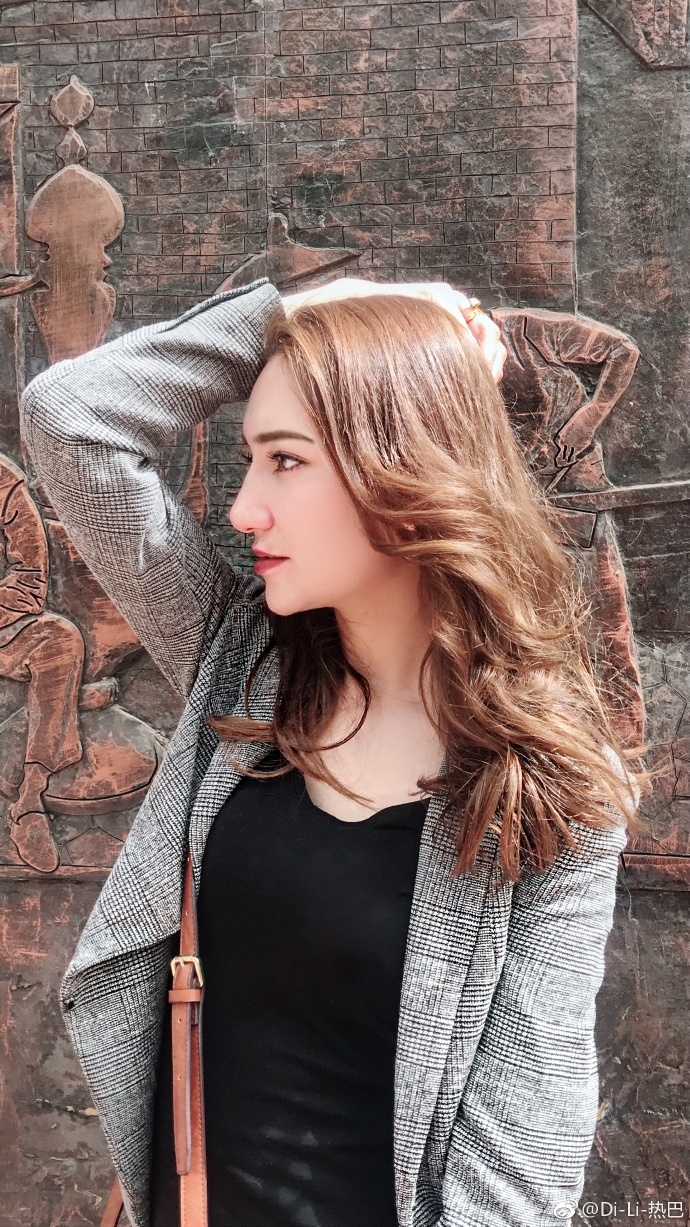 看看人家新疆美女特警的觉悟，比很多台湾人高多了。。。