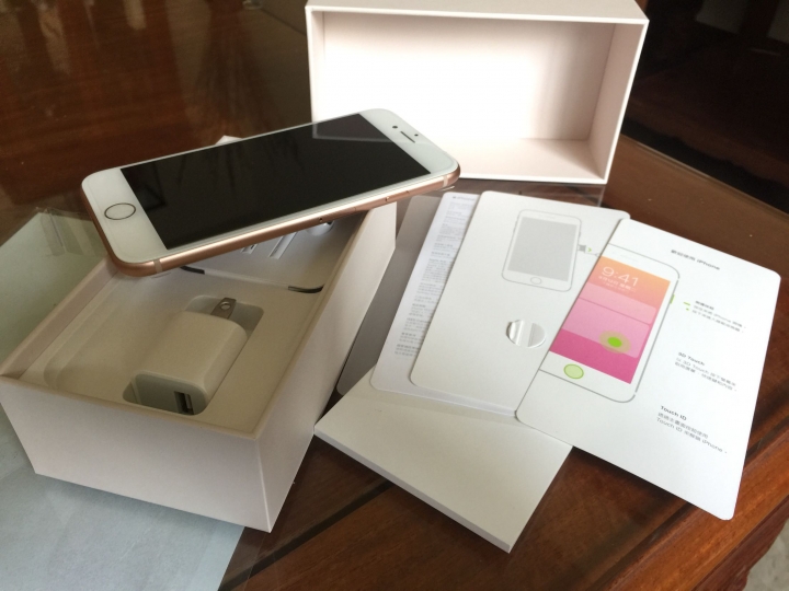 請問一下新買回來的iphone這樣正常嗎