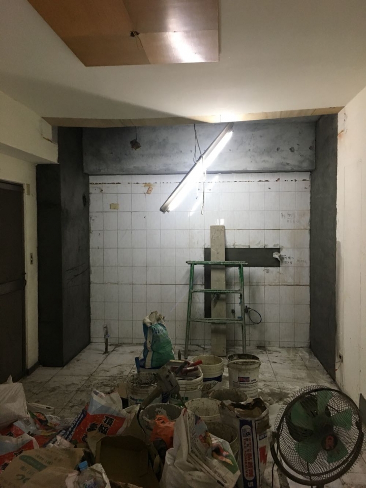 有人知道覆貼磁磚（地磚）嗎？覆貼磁磚vs打掉重來