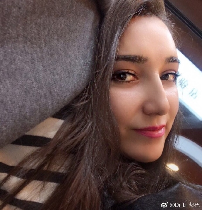 看看人家新疆美女特警的觉悟，比很多台湾人高多了。。。