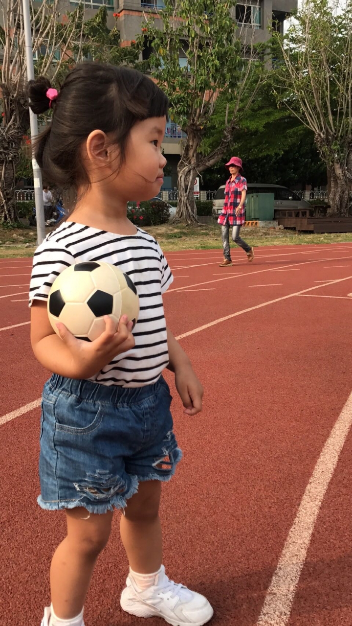 哪位大大可以幫我把可愛的女兒照背景的人物p掉嗎