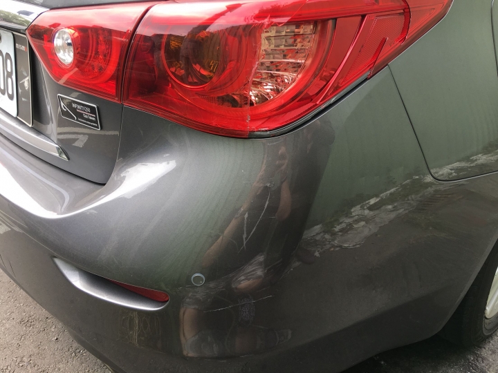 停車格內有電燈桿，撞到了。有申請國賠或台電賠償的案例嗎？