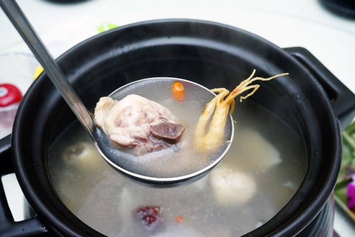 【台南安平必吃美食】環河邊土雞城｜純椰子水熬煮椰子雞｜焦糖感爆發甘蔗雞｜各式熱炒夠正點｜約會聚餐首選｜母親節預定活動開跑中
