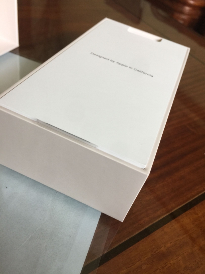 請問一下新買回來的iphone這樣正常嗎