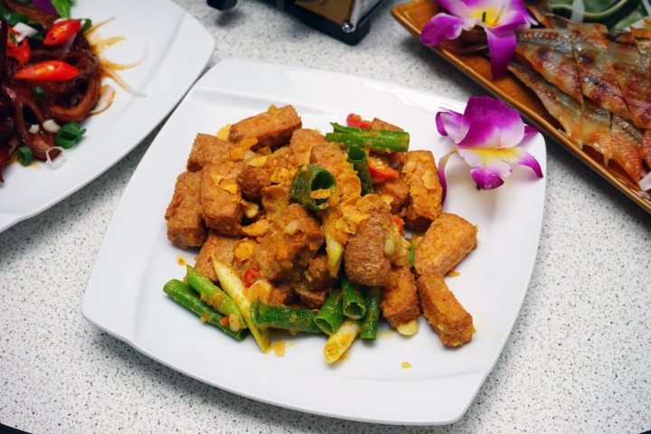【台南安平必吃美食】環河邊土雞城｜純椰子水熬煮椰子雞｜焦糖感爆發甘蔗雞｜各式熱炒夠正點｜約會聚餐首選｜母親節預定活動開跑中