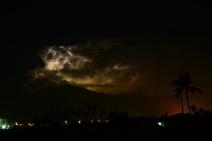 從阿里山晚霞雲海銀河日出，到以間隔定時拍攝南州雷雨風暴的醞釀過程。