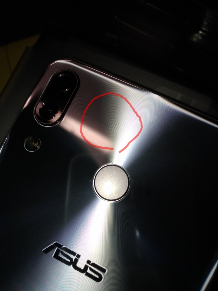 麻煩各位大大幫我看看您手邊的ZenFone 5 ze620kl 背蓋是否有....？？