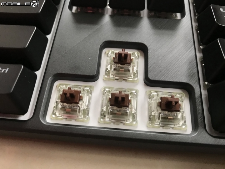 簡單分享 ROG Strix Flare機械式鍵盤（茶軸）