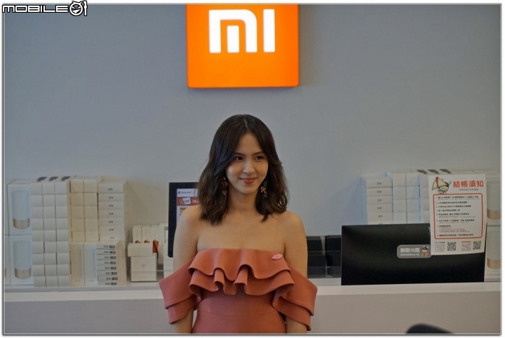 米粉呆丸黑貓在小米中和環球店開幕之-----店長好美(魏蔓)