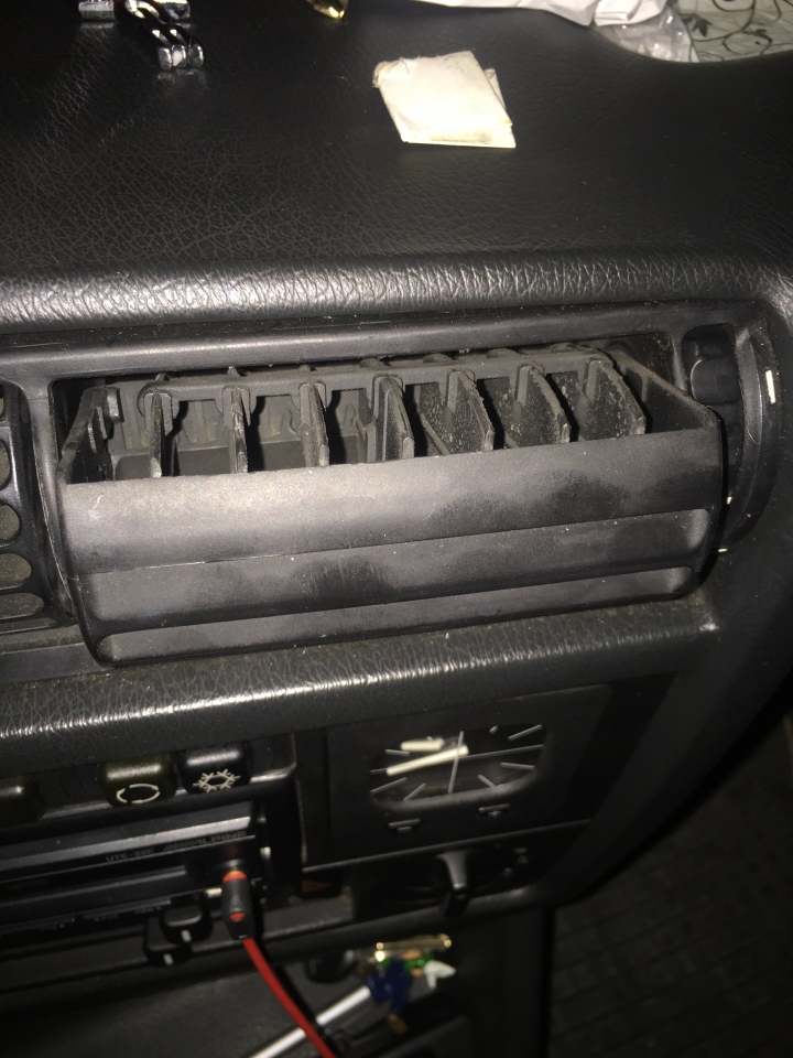 [DIYer] E30 冷氣出風口不舉修復