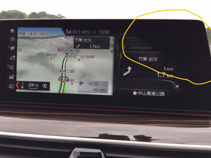BMW G30 導航螢幕右上角變黑請教