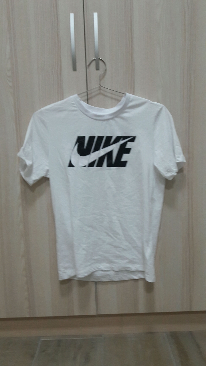 請各位大大幫我鑑定這件T shirt是否正版