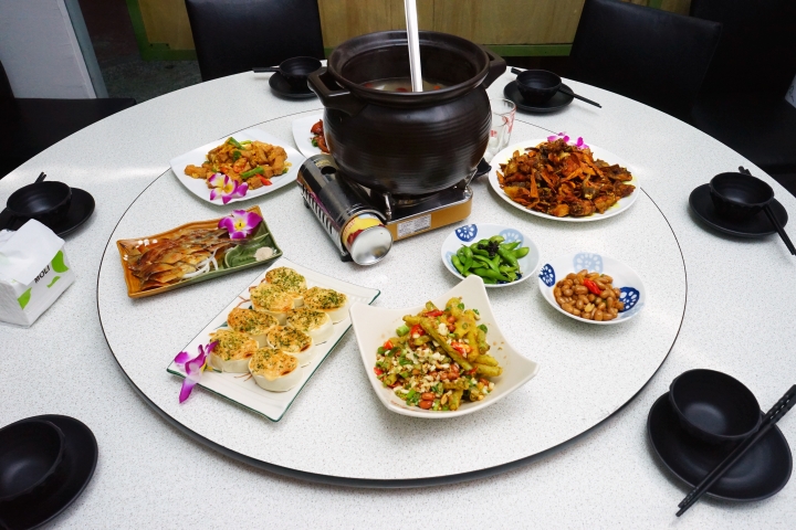 【台南安平必吃美食】環河邊土雞城｜純椰子水熬煮椰子雞｜焦糖感爆發甘蔗雞｜各式熱炒夠正點｜約會聚餐首選｜母親節預定活動開跑中