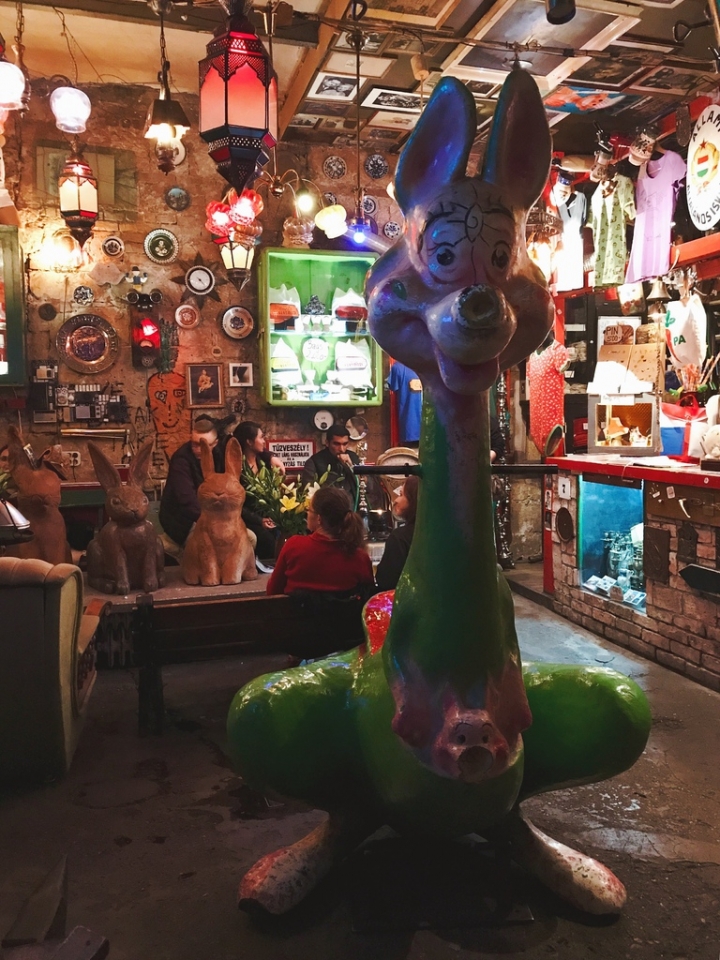 【Hungary．走跳】迷走布達佩斯潮味廢墟酒吧的微醺秘境Szimpla Kert Ruin Bar