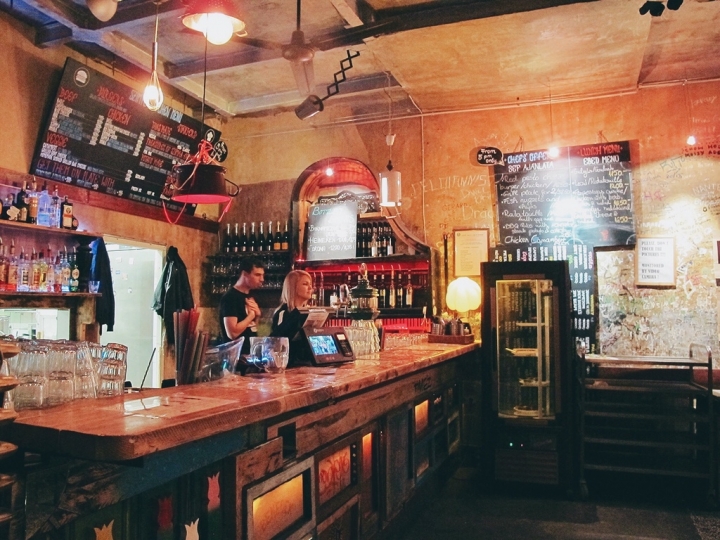 【Hungary．走跳】迷走布達佩斯潮味廢墟酒吧的微醺秘境Szimpla Kert Ruin Bar