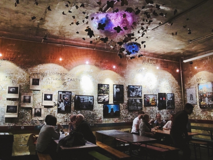 【Hungary．走跳】迷走布達佩斯潮味廢墟酒吧的微醺秘境Szimpla Kert Ruin Bar