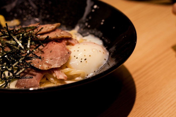 【美食。食記】東京 池袋 可不可以專心做一種就好 ローストビーフ油そば ビースト 東池袋店 油麵 烤牛肉