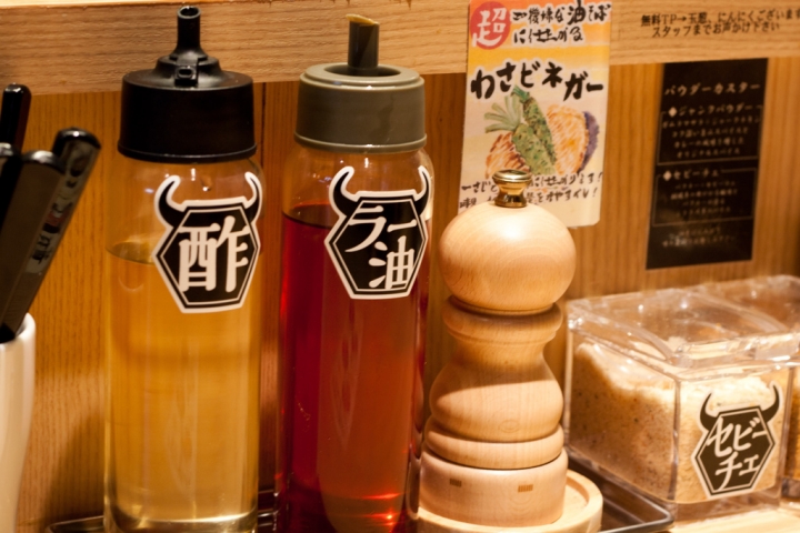 【美食。食記】東京 池袋 可不可以專心做一種就好 ローストビーフ油そば ビースト 東池袋店 油麵 烤牛肉