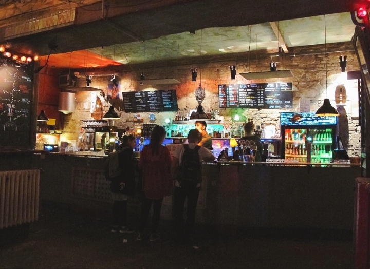 【Hungary．走跳】迷走布達佩斯潮味廢墟酒吧的微醺秘境Szimpla Kert Ruin Bar