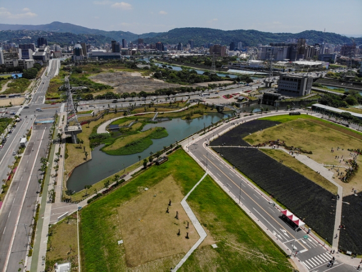 [亂拍照] 淡水紫藤咖啡園一店(屯山園區) + 富貴角燈塔空拍 + 關渡花海節