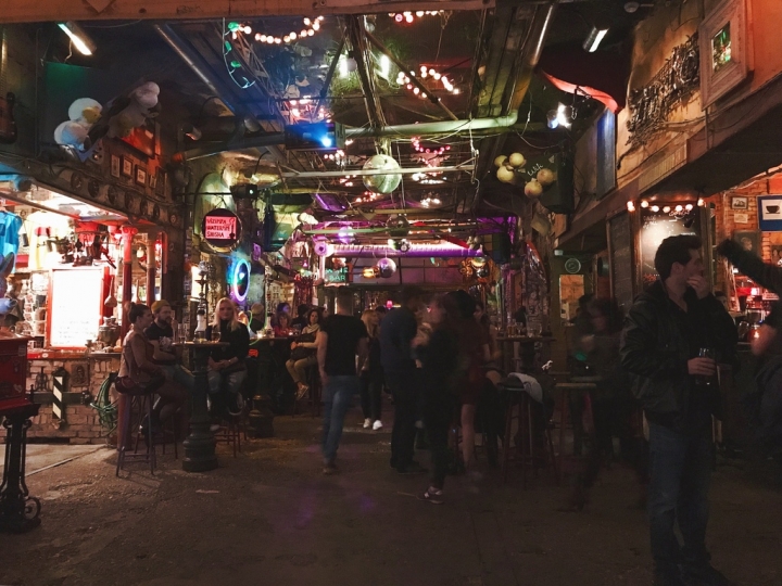 【Hungary．走跳】迷走布達佩斯潮味廢墟酒吧的微醺秘境Szimpla Kert Ruin Bar